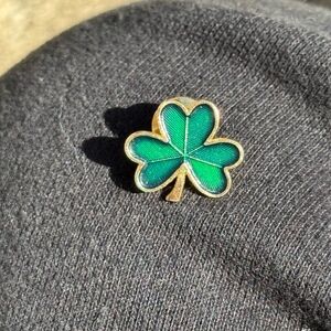 Shamrock Gold Tone Vintage Lapel Pin Irish Green